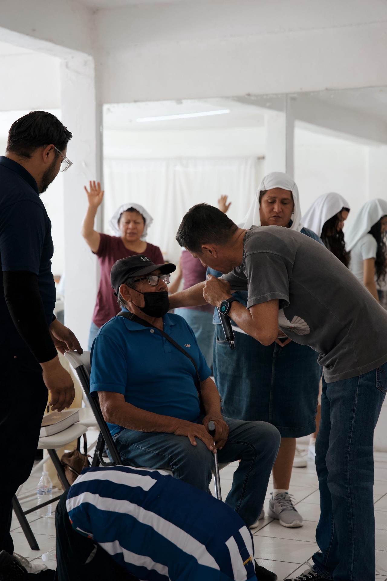 Ministrando y orando por los presentes